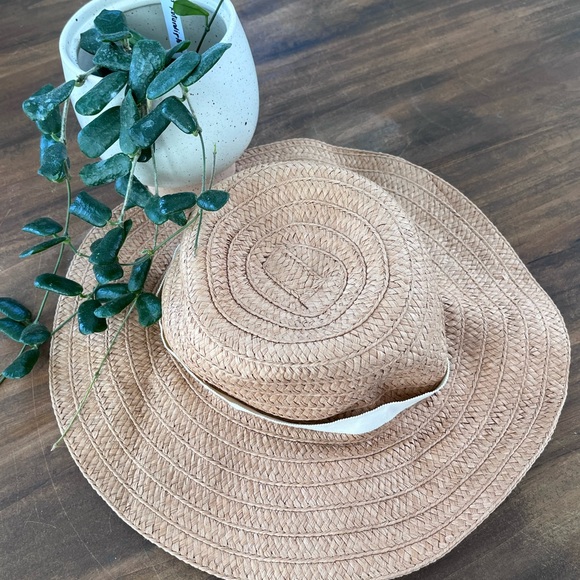 Madewell Packable Stylish Tan Straw Hat with White Band - Picture 3 of 4